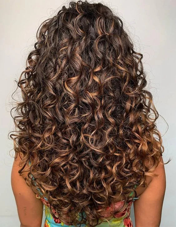 Sérum de finition : le geste qui change tout dans une routine curly